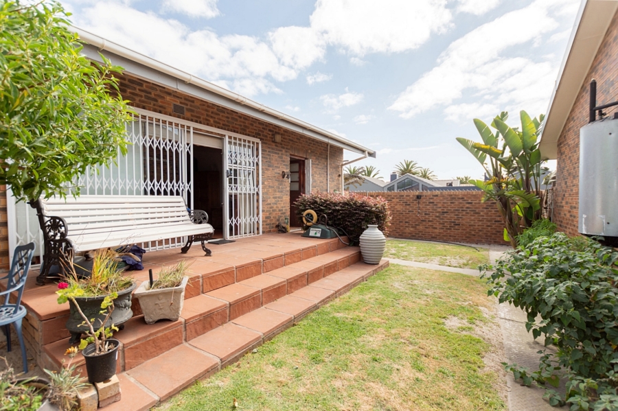 4 Bedroom Property for Sale in Middedorp Western Cape